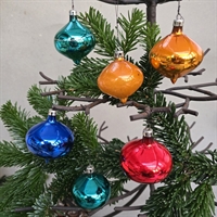 guld-rod-blaa-gron-snurretopformet-gamle-juletraeskugler-gammel-julepynt